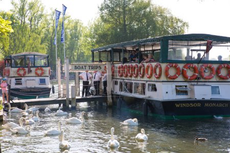 Téléchargez les photos : Windsor, Royaume-Uni - Le 5 mai 2023 : Lac Windsor, restaurants et bateaux au bord de l'eau - en image libre de droit