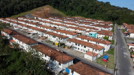Téléchargez les photos : Ilheus, bahia, brésil - 7 octobre 2022 : logement abordable dans une copropriété du gouvernement fédéral dans la ville d'Ilheus. - en image libre de droit