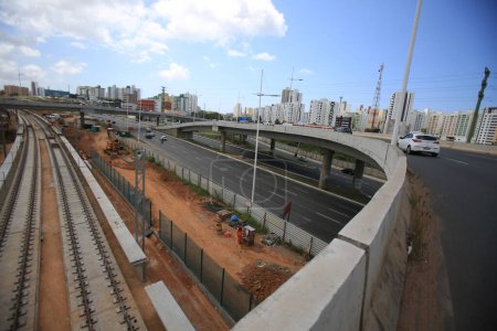 Foto de Salvador, bahia, brasil - setembro 22, 2016: vista de la construcción de la línea 2 del metro en la ciudad de Salvador, en la región de Iguatemi. - Imagen libre de derechos