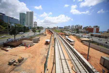 Foto de Salvador, bahia, brasil - setembro 22, 2016: vista de la construcción de la línea 2 del metro en la ciudad de Salvador, en la región de Iguatemi. - Imagen libre de derechos