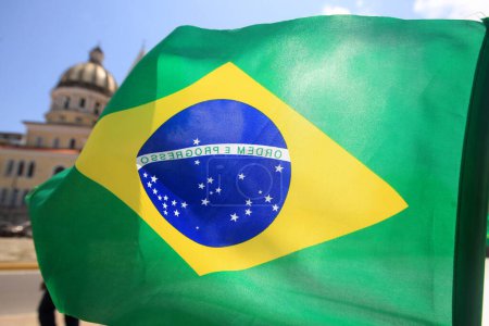 Foto de Salvador, bahia, brasil - 15 de octubre de 2022: Bandera de Brasil en la ciudad de Ilheus - Imagen libre de derechos