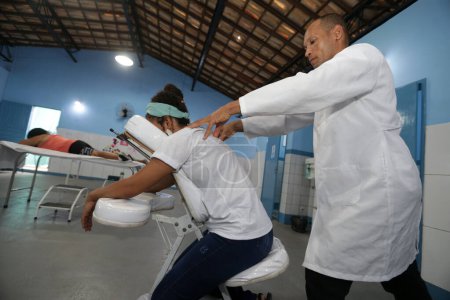 Foto de Cachoeira, bahia, Brasil - 5 de noviembre de 2022: persona recibe tratamiento de masaje en una clínica pública en la ciudad de Cacheira. - Imagen libre de derechos
