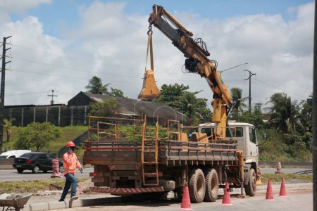Téléchargez les photos : Salvador, bahia, brésil - 11 novembre 2022 : camion munck vu sur un chantier de construction dans la ville de Salvador. - en image libre de droit