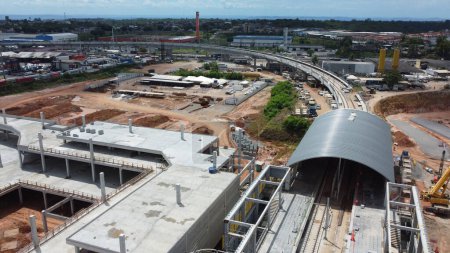 Téléchargez les photos : Salvador, bahia, brésil - 11 novembre 2022 : vue aérienne de la construction de l'autoroute et de la section III de la ligne 1 du métro dans la ville de Salvador - en image libre de droit