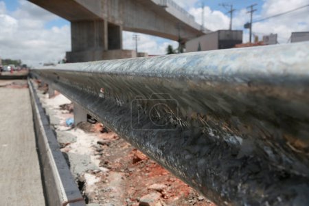 Foto de Salvador, bahia, Brasil - 11 de noviembre de 2022: barandilla protectora metálica en el hombro de la carretera federal BR 324 en la ciudad de Salvador. - Imagen libre de derechos