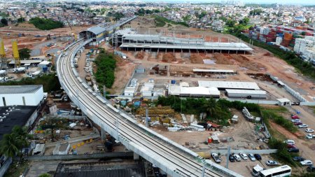 Téléchargez les photos : Salvador, bahia, brésil - 11 novembre 2022 : vue aérienne de la construction de l'autoroute et de la section III de la ligne 1 du métro dans la ville de Salvador - en image libre de droit