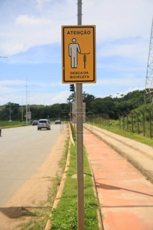 Foto de Salvador, bahia, Brasil - 27 de enero de 2022: señal indica zona de carril bici en la avenida 13 de Marco en la ciudad de Salvador - Imagen libre de derechos