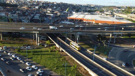 Téléchargez les photos : Salvador, bahia, brazil - october 27, 2022: view of viaducts in the region of Rotula do Abacaxi in the city of Salvador. - en image libre de droit