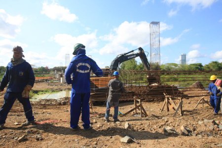 Foto de Ilheus, bahia, Brasil - 6 de octubre de 2022: Trabajadores construyendo herrajes para la construcción de un puente en la ciudad de Ilheus. - Imagen libre de derechos