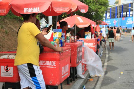 Foto de Salvador, bahia, brazil - february 11, 2023: street vendor works selling beer and other drinks during carnival in the city of Salvador - Imagen libre de derechos