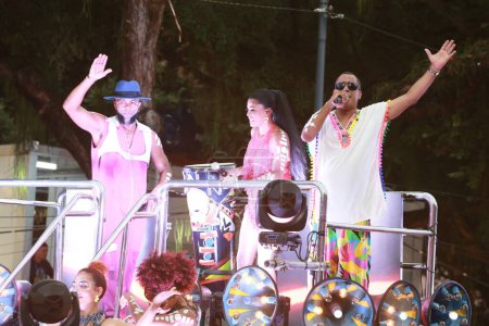 Téléchargez les photos : Salvador, bahia, brazil - february 20, 2023: Tinbalada band in trio eletrico at Salvador city carnival - en image libre de droit