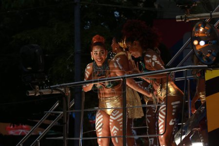 Téléchargez les photos : Salvador, bahia, brazil - february 20, 2023: Tinbalada band in trio eletrico at Salvador city carnival - en image libre de droit