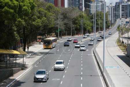 Téléchargez les photos : Salvador, bahia, brésil - 3 octobre 2022 : vue exclusive sur la voie pour le transit des véhicules du système de transport BRT dans la ville de Salvador. - en image libre de droit