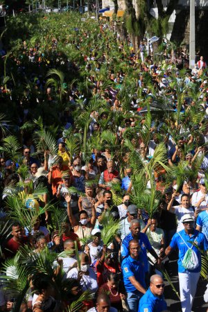 Foto de Salvador, bahia, Brasil - 2 de abril de 2023: los católicos celebran el Domingo de Ramos, fecha marcada por la entrada de Jesucristo en Jesusalem. - Imagen libre de derechos