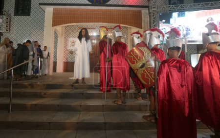 Foto de Serrinha, bahia, Brasil - 6 de abril de 2023: La procesión de Fogareu marca la Semana Santa en la ciudad de Serinha. - Imagen libre de derechos