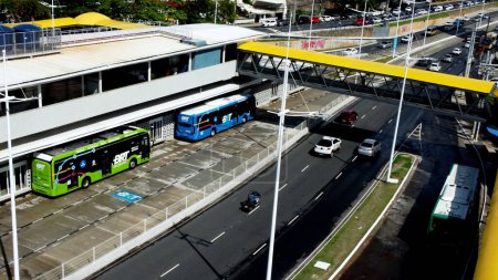 Téléchargez les photos : Salvador, bahia, brésil - 10 avril 2023 : bus du système de transport BRT dans la ville de Salvador. - en image libre de droit