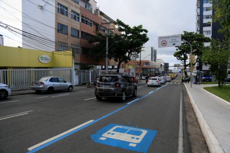 Téléchargez les photos : Salvador, bahia, brésil - 10 avril 2023 : bus du système de transport BRT dans la ville de Salvador. - en image libre de droit