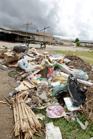Photo for Feira de santana, bahia, brazil - april 23, 2023: Garbage accumulated on the street in the city of Feira de Santana. - Royalty Free Image