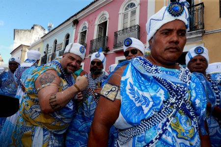 Foto de Salvador, bahia, Brasil - 19 de febrero de 2023: miembros del bloque de carnaval Filhos de Gandy vistos en Pelourinho durante la preparación para el desfile en el canalval de Salvador. - Imagen libre de derechos