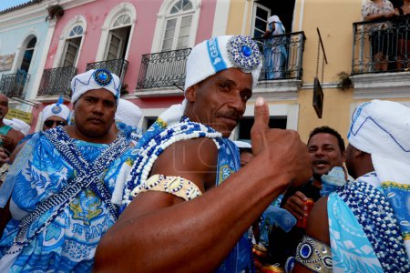 Téléchargez les photos : Salvador, bahia, brésil - 19 février 2023 : membres du bloc de carnaval Filhos de Gandy vus à Pelourinho pendant la préparation du défilé dans le canalval de Salvador. - en image libre de droit
