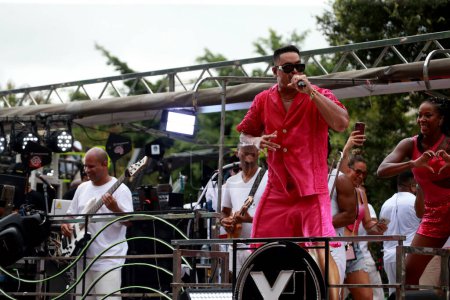 Foto de Salvador, bahia, brasil - 22 de febrero de 2023: la cantante Xandy Harminia es vista cantando en un trío electrónico durante el canaval en la ciudad de Salvador. - Imagen libre de derechos