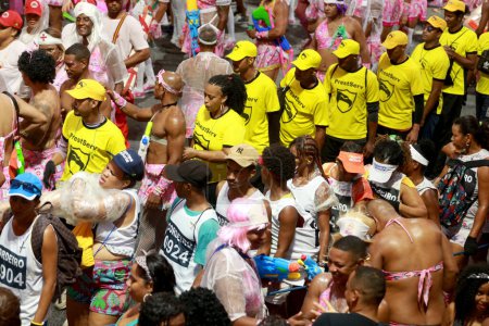 Foto de Salvador, bahia, brasil - 22 de febrero de 2023: los juerguistas se divierten durante el canaval en la ciudad de Salvador. - Imagen libre de derechos