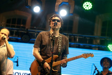 Foto de Salvador, bahia, brasil - 22 de febrero de 2023: el cantante Davi Moraes es visto cantando en un escenario en Pelourinho durante el canaval de la ciudad de Salvador. - Imagen libre de derechos