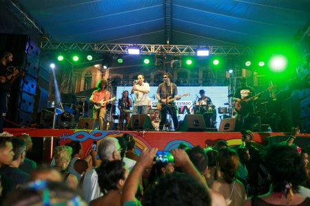 Foto de Salvador, bahia, brasil - 22 de febrero de 2023: el cantante Davi Moraes es visto cantando en un escenario en Pelourinho durante el canaval de la ciudad de Salvador. - Imagen libre de derechos