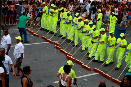 Foto de Salvador, bahia, brasil - 22 de febrero de 2023: los agentes de limpieza usan una escoba para limpiar las calles del circuito canaval en la ciudad de Salvador. - Imagen libre de derechos