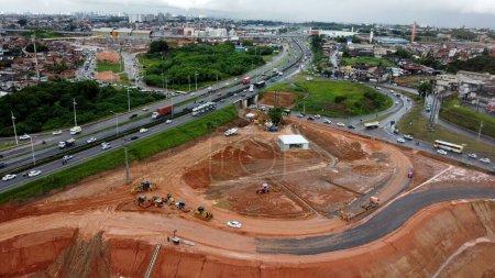 Foto de Salvador, bahia, brasil - 17 de mayo de 2023: vista aérea de la construcción de la sección 3 del metro en la ciudad de Salvador. - Imagen libre de derechos