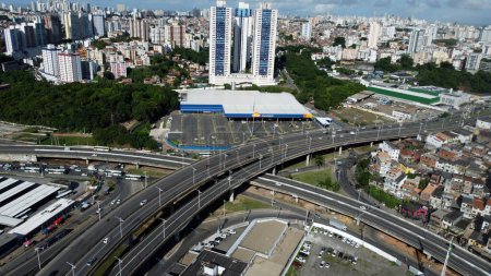 Téléchargez les photos : Salvador, bahia, brésil - 17 mai 2023 : vue aérienne de la région de Rotula do Abacaxi dans la ville de Salvador. - en image libre de droit