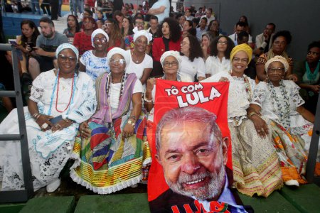 Foto de Salvador, bahia, brasil - 11 de mayo de 2023: simpatizantes del presidente Luiz Inácio Lula da Silva participan en un evento en la ciudad de Salvador. - Imagen libre de derechos