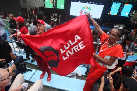 Foto de Salvador, bahia, brasil - 11 de mayo de 2023: simpatizantes del presidente Luiz Inácio Lula da Silva participan en un evento en la ciudad de Salvador. - Imagen libre de derechos