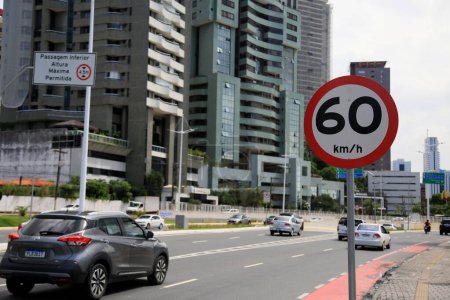 Téléchargez les photos : Salvador, bahia, brésil - 16 mai 2023 : panneau indiquant une limite de vitesse de 60 kilomètres à l'heure dans la rue de la ville de Salvador. - en image libre de droit