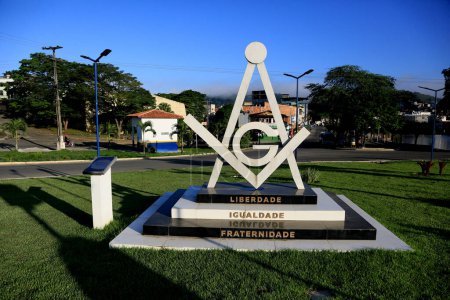 Foto de Gandu, bahia, brasil - 20 de mayo de 2023: Escultura con el símbolo de la Masonería se ve en la entrada de la ciudad de Gandu. - Imagen libre de derechos