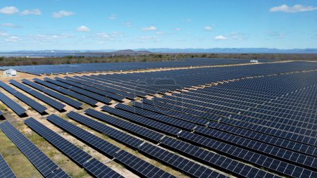 Foto de Oliveira dos brejinhos, bahia, Brasil - 7 de junio de 2023: la granja de la junta de producción de energía solar se ve en el parque industrial en el oeste de bahia. - Imagen libre de derechos