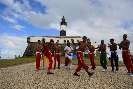 Téléchargez les photos : Salvador, bahia, brésil - 4 juillet 2023 : les capoeiristas se produisent à Farol da Barra lors du lancement de l'usine chinoise BYD, qui ouvrira une usine dans la ville de Camacari. - en image libre de droit