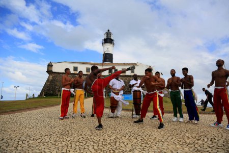 Foto de Salvador, bahia, brasil - 4 de julio de 2023: capoeiristas realizan en Farol da Barra durante el lanzamiento de la fábrica china de automóviles BYD, que abrirá una fábrica en la ciudad de Camacari. - Imagen libre de derechos