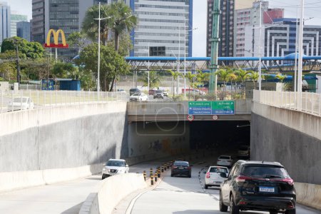Téléchargez les photos : Salvador, bahia, brazil - june 26, 2023: vehicle transiting on a road with a trench in the Tatti Moreno road complex in the city of Salvador. - en image libre de droit
