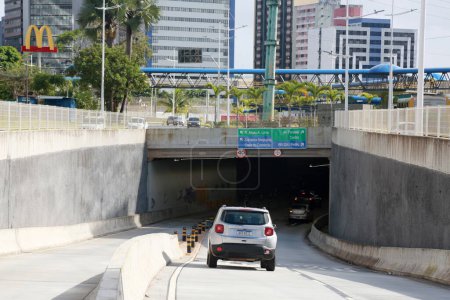 Téléchargez les photos : Salvador, bahia, brazil - june 26, 2023: vehicle transiting on a road with a trench in the Tatti Moreno road complex in the city of Salvador. - en image libre de droit
