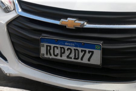 Téléchargez les photos : Cruz das alma, bahia, brazil - july 17, 2023: Mercosul model license plate seen on a car in the city of Salvador. - en image libre de droit