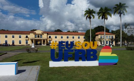 Téléchargez les photos : Cruz das alma, bahia, brazil - july 17, 2023: View of the facade of the Federal University of Renoncavo da Bahia - UFRB - in Cruz das Almas city. - en image libre de droit