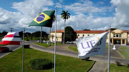 Foto de Cruz das alma, bahia, brazil - july 17, 2023: View of the facade of the Federal University of Renoncavo da Bahia - UFRB - in Cruz das Almas city. - Imagen libre de derechos