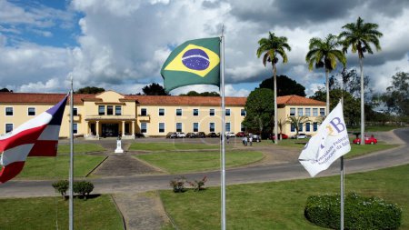 Téléchargez les photos : Cruz das alma, bahia, brazil - july 17, 2023: View of the facade of the Federal University of Renoncavo da Bahia - UFRB - in Cruz das Almas city. - en image libre de droit