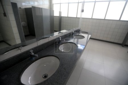 Téléchargez les photos : Cruz das alma, bahia, brazil - july 17, 2023: sink of a bathroom in a classroom pavilion of the Federal University of Renoncavo da Bahia - UFRB - in Cruz das Almas city. - en image libre de droit