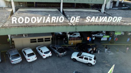 Téléchargez les photos : Salvador, bahia, brésil - 22 juin 2023 : foule de personnes essayant de monter à bord des bus à la gare routière Salvador à l'époque de Sao Joao. - en image libre de droit