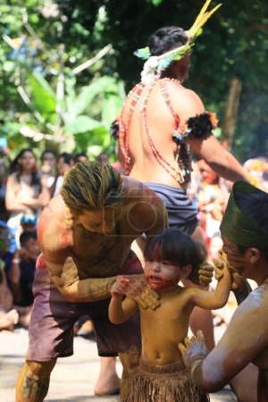 Foto de Porto seguro, bahia, Brasil - 1 de agosto de 2023: Etina Pataxo Indios vistos durante el festival de Aragwaka en el pueblo de Jaqueira en la ciudad de Porto Seguro. - Imagen libre de derechos
