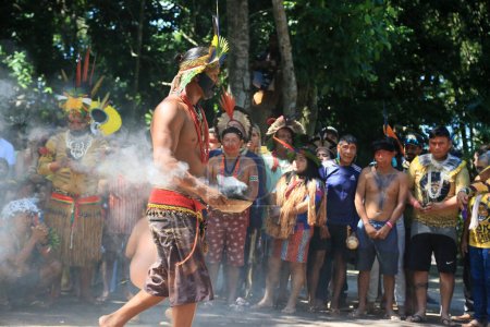 Foto de Porto seguro, bahia, Brasil - 1 de agosto de 2023: Etina Pataxo Indios vistos durante el festival de Aragwaka en el pueblo de Jaqueira en la ciudad de Porto Seguro. - Imagen libre de derechos