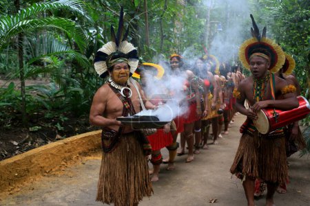 Téléchargez les photos : Porto seguro, bahia, brésil - 1er août 2023 : Etina Pataxo Indiens vus lors du festival Aragwaka dans le village de Jaqueira dans la ville de Porto Seguro. - en image libre de droit