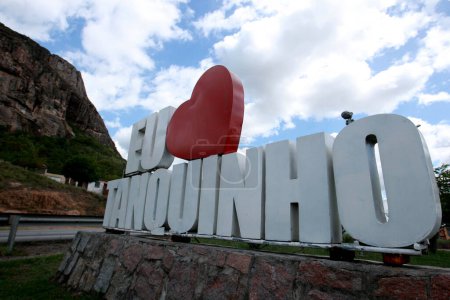 Foto de Tanquinho, bahia, Brasil - 6 de mayo de 2022: señalización como el nombre de la ciudad de Tanquinho. - Imagen libre de derechos